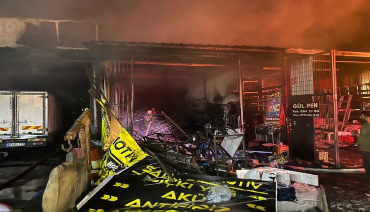 İzmir'de sanayi sitesindeki yangında 7 iş yeri ve 3 araç yandı