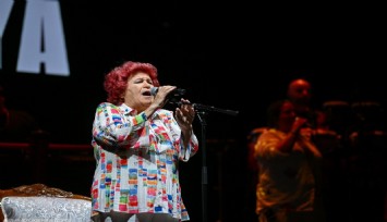 İzmir'de Selda Bağcan rüzgarı