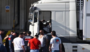 İzmir'de sır perdesi: Tır şoförü araç içinde ölü bulundu