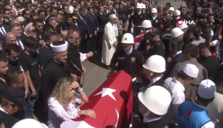 İzmir'deki silahlı saldırıda şehit olan polisler son yolculuğuna uğurlanıyor