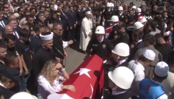 İzmir'deki silahlı saldırıda şehit olan polisler son yolculuğuna uğurlanıyor