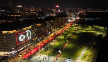İzmir Marşı sokaklarda yankılandı: Fener Alayı yürüyüşü bu yıl şehitlerin anısına sessiz gerçekleştirildi