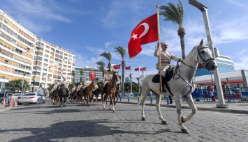 İzmir semalarında kurtuluş coşkusu: 103. yıl gökyüzünde ve karada büyük coşku yarattı