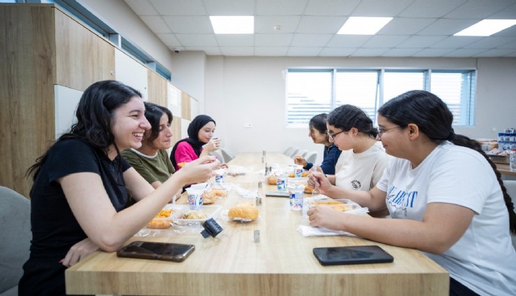 İzmirli üniversiteli kızlara uygun barınma desteği sürüyor