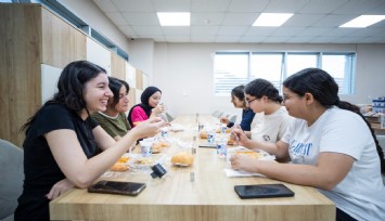 İzmirli üniversiteli kızlara uygun barınma desteği sürüyor