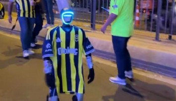 Kadıköy’de Kerem Aktürkoğlu formalı insansı robot ilgi odağı oldu