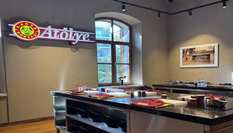 Kahve Dünyası’nın büyülü çikolatası İzmirlilerle buluştu