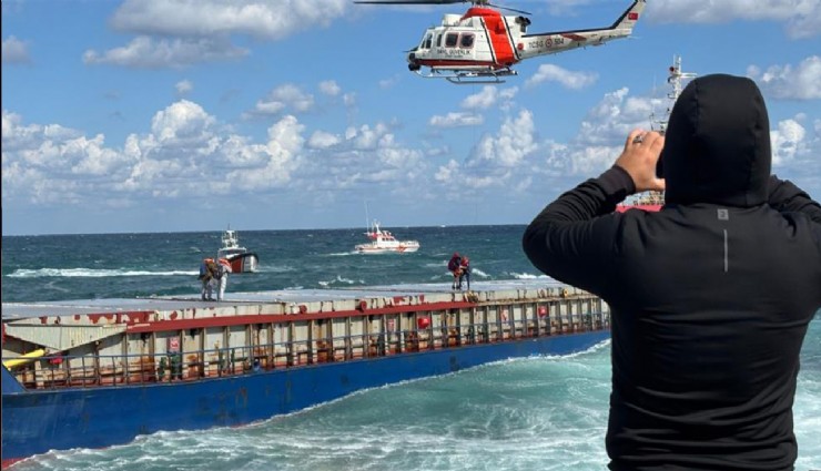 Kandıra’da karaya oturan geminin 7 mürettebatı helikopterle tahliye edildi