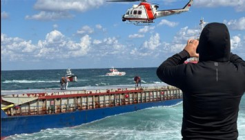 Kandıra’da karaya oturan geminin 7 mürettebatı helikopterle tahliye edildi