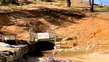 Krom madeninde meydana gelen göçükte 2 işçi mahsur kaldı