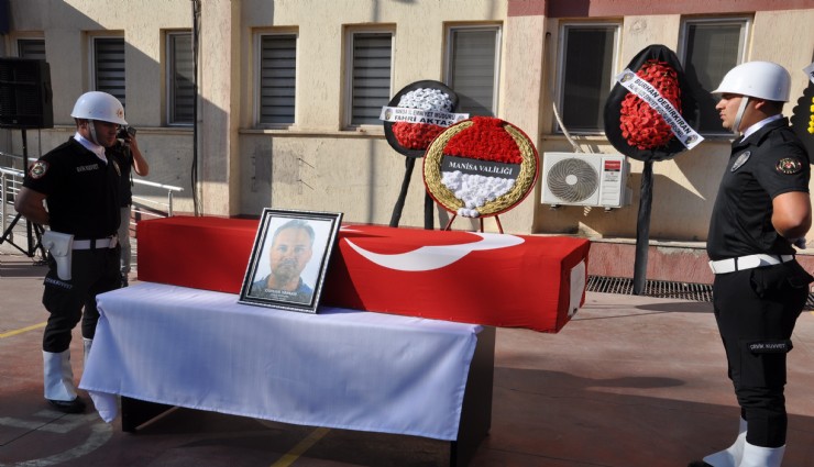 Manisa'da trafik kazasında  hayatını kaybeden polis memuru son yolculuğuna uğurlandı