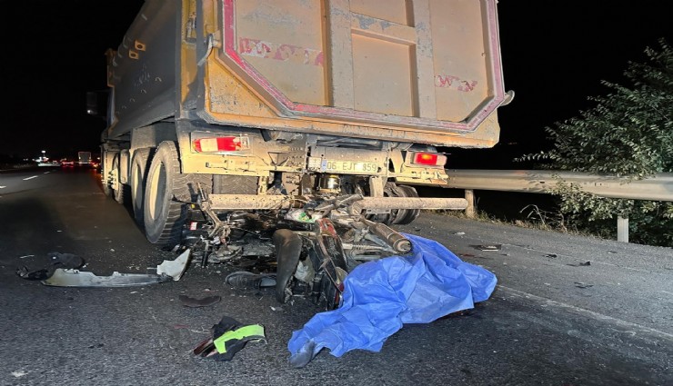 Motosiklet sürücüsü kamyona arkadan çarptı: 1 kişi hayatını kaybetti