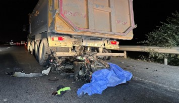 Motosiklet sürücüsü kamyona arkadan çarptı: 1 kişi hayatını kaybetti