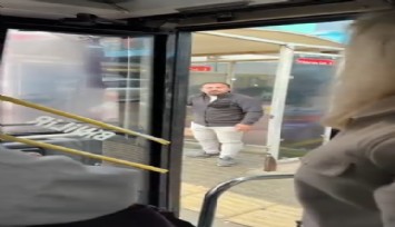 Otobüs sürücüsü yolculara küstü otobüsü durağa çekip kendisi aşağıya indi