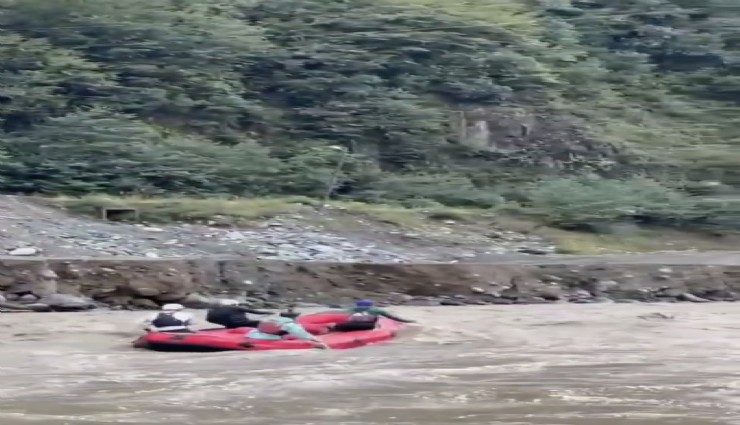Seli eğlenceye çevirdiler, rafting yaptılar!