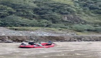 Seli eğlenceye çevirdiler, rafting yaptılar!
