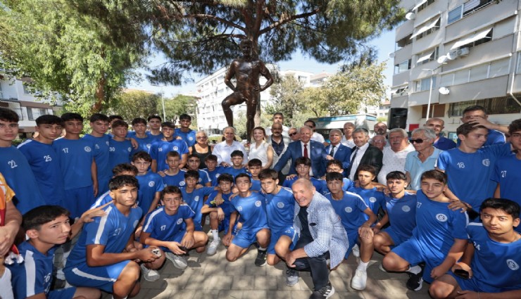 Taçsız Kral Konak’taki heykeli önünde anıldı