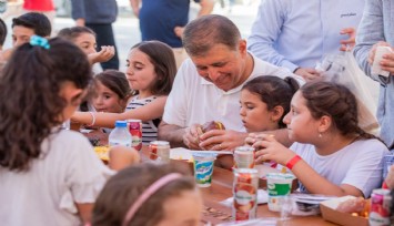 Tugay’dan miniklere fuar sürprizi: Çocuklarla yemek yedi, oyuncak hediye etti