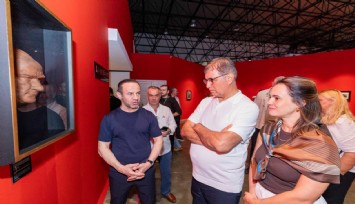 Tugay, Refik Anadol ve Atatürk sergilerini İzmirlilerle gezdi: ''İzmir çok iyi şeyleri hak eden insanların şehri''