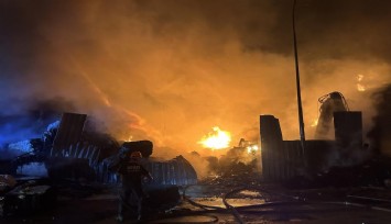 Uşak'ta tekstil fabrikasında yangın: 2 yaralı