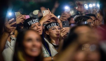 Yıldız Tilbe, 94. İEF’nda sahne aldı: Arkadaşının sahneyi görebilmesi için sırtına çıkarttı