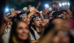 Yıldız Tilbe, 94. İEF’nda sahne aldı: Arkadaşının sahneyi görebilmesi için sırtına çıkarttı