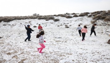 Çeşme'de yılın ilk gününde kar sürprizi