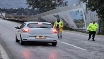 Efes yolunda fırtına tehlikesi: Reklam panoları yola savruldu