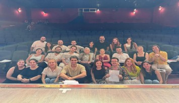 Haldun Dormen'in son prodüksiyonu, Sahne Tozu Tiyatrosu’nda yaşamaya devam ediyor