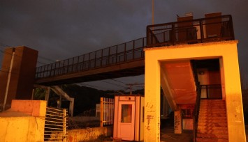 İZBAN şantiyesi durduruldu: Üst geçit ıssız ve tenha kaldı