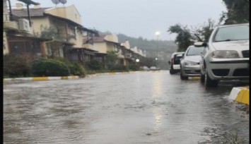 İzmir'de kıyamet gibi gün: Sağanak vurdu, yer yer dolu yağışı etkili oluyor