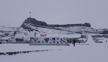 Kars'ta okullar tatil edildi: Uçak seferleri iptal