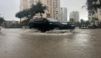 Karşıyaka’da fırtına kabusu: Ağaçlar devrildi, tramvay durdu