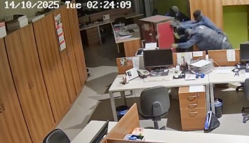 Manisa'da 2 milyon avroluk soygun kamerada: Çelik kasayı metrelerce sürüklediler