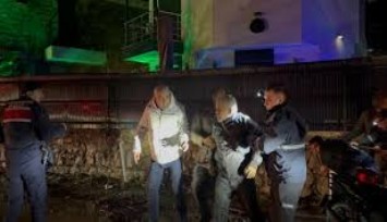 Muğla'da aracıyla sele kapılan adam, dala tutunarak kurtuldu