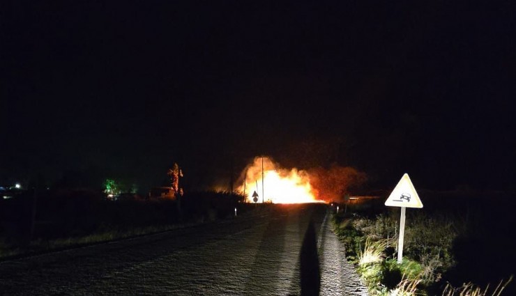 Muğla’da fırtınanın koparttığı elektrik telleri yangın çıkarttı