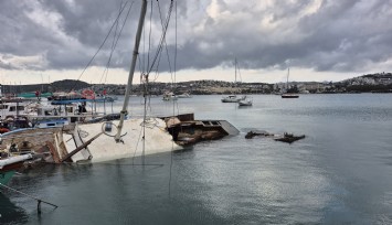 Muğla’da kuvvetli rüzgar tekne batırdı