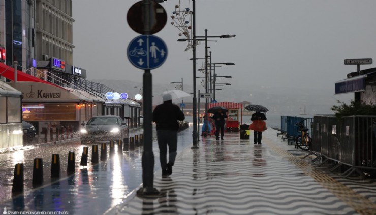 Sağanak ve fırtına İzmir’i vurdu: Büyükşehir tüm ekipleriyle alarmda