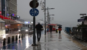 Sağanak ve fırtına İzmir’i vurdu: Büyükşehir tüm ekipleriyle alarmda