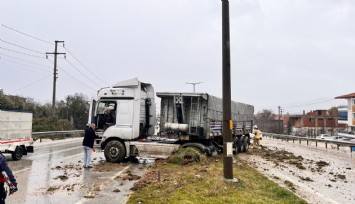 Yağışlı hava faciayı beraberinde getirdi: Kaza yapan sürücü yara almadan kurtuldu