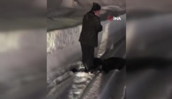 Yüksekova’da kar ve tipi ulaşımı aksattı: Fırtınaya rağmen namazını kıldı