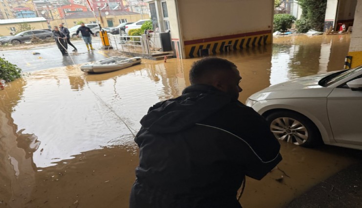 Ayazağa’da otopark sular altında kaldı: Vatandaşlar botlarla kurtuldu