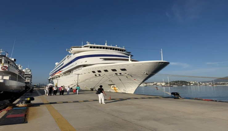 Bodrum’a üç kruvaziyer gemisi birden yanaştı