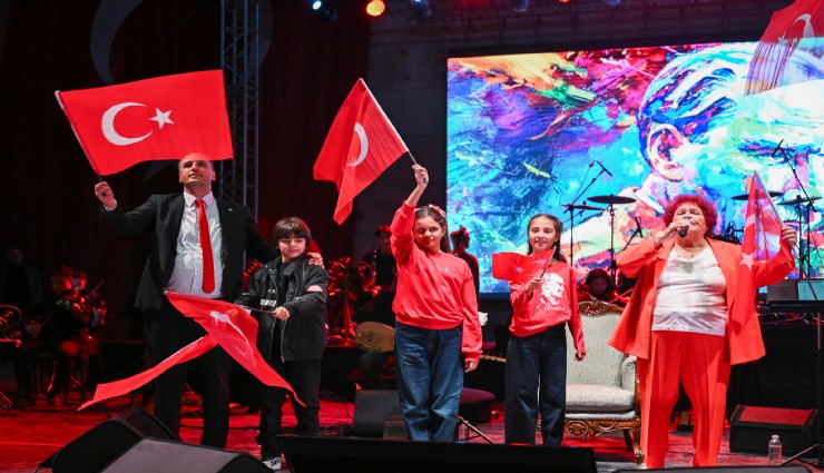 Bornova'da Cumhuriyet coşkusu Selda Bağcan'la esti