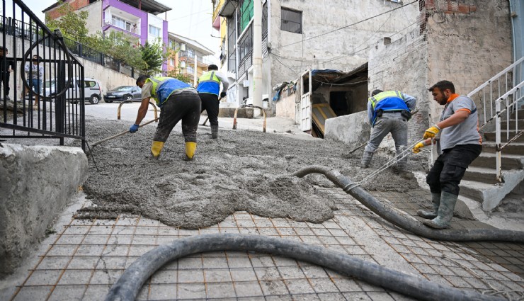 Bornova'da yol yenileme seferberliği sürüyor