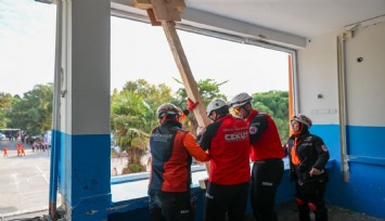 Buca’da deprem senaryosu: Yıkılan okullarda arama kurtarma tatbikatı