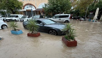Çeşme’yi sağanak vurdu: Cadde ve sokaklar göle döndü