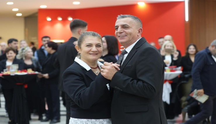Cumhuriyet Balosunda vals ve zeybek bir arada