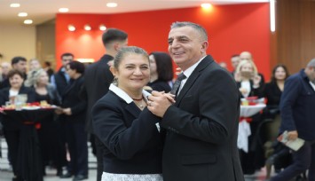 Cumhuriyet Balosunda vals ve zeybek bir arada