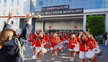 Cumhuriyet coşkusu meydanlara sığmadı: Öğrenci bandolarından İzmir’de görkemli kutlama